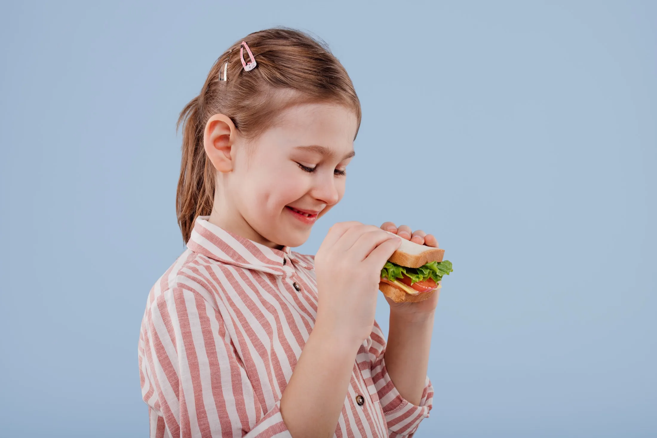 A child eating freely thanks to food allergy treatment